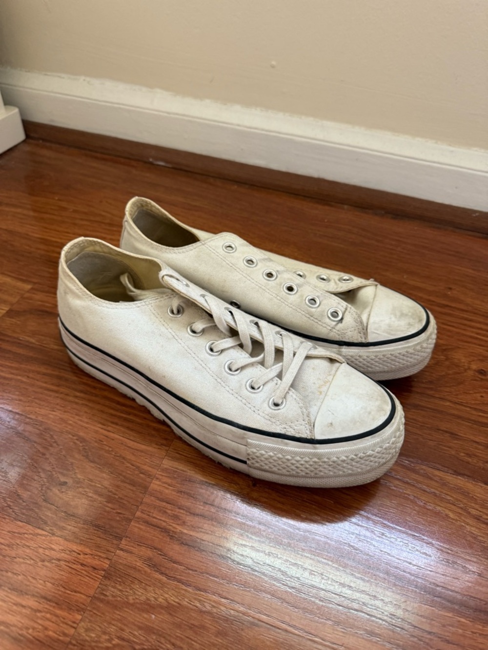 Converse Low Top Sneakers (need cleaning)